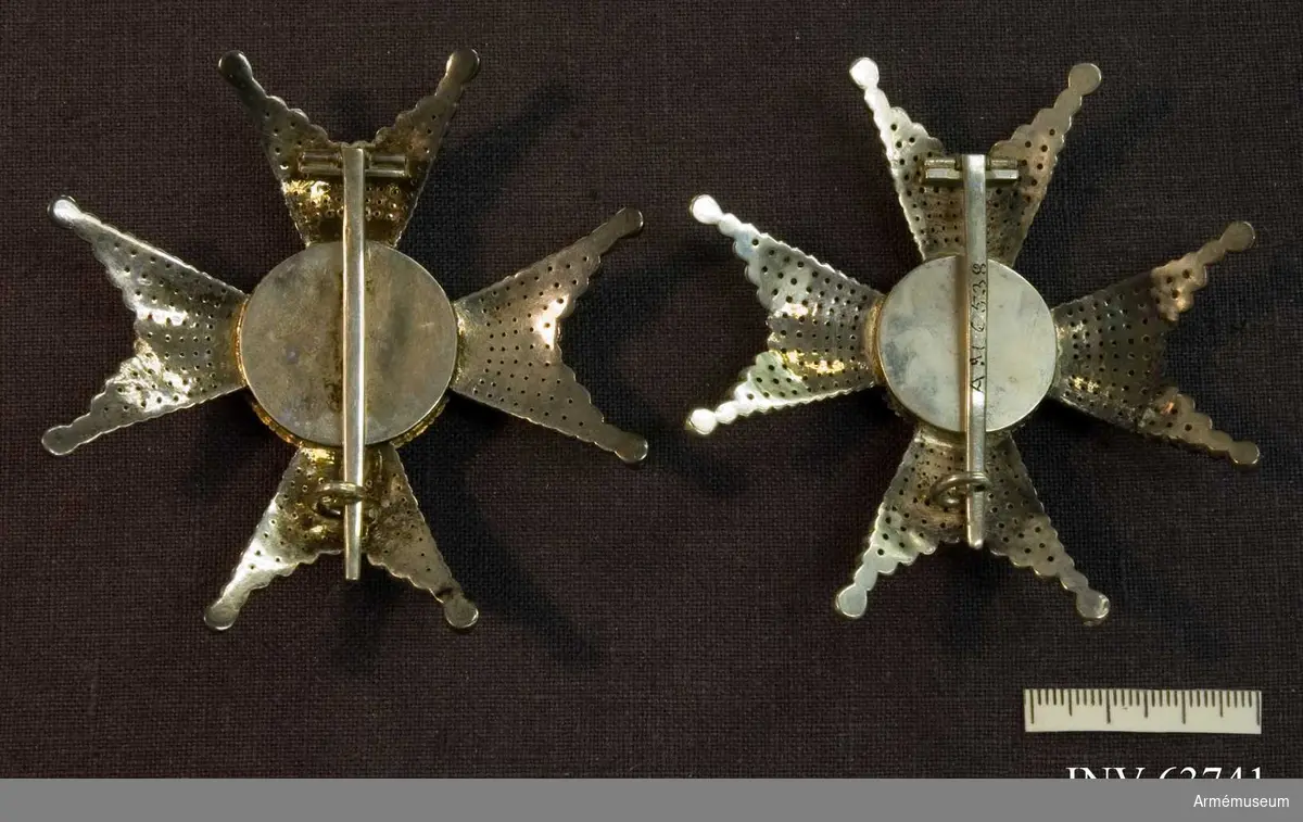 Grupp M II.
Kraschan tilldelad konteramiralen R von Feilitzen. Fasetterat malteserkors av silver  med åtta uddar som var och en slutar i en kula. En blå, emaljerad glob i mitten med ett stolpvis ställt svärd omgivet av tre öppna kronor ställda två och en, allt i guld. Runt globen en ornerad kant.