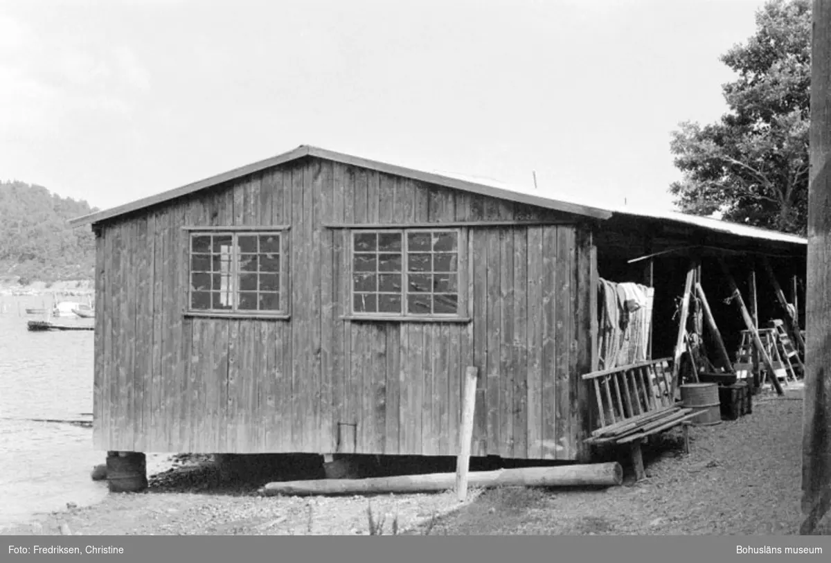 Motivbeskrivning: "Bröderna Karlssons varv, Söbben, Orust. Byggnad för vinterförvaring av båtar uppförd 1940-1941.
Datum: 19800711
Riktning: N