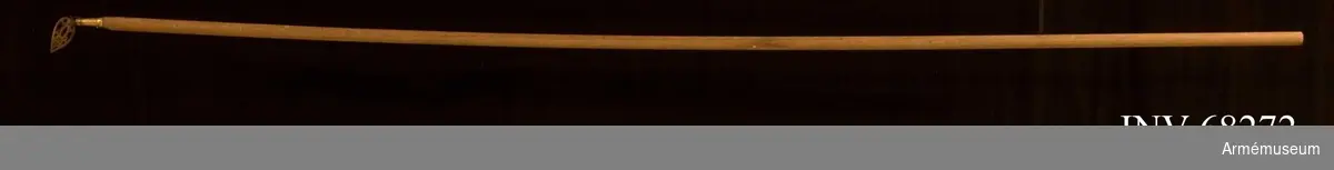 Fanstång:
Tillverkad av målad furu, slät rund stav.

Spets av förgylld mässing på holk. Spegelmonogram av C under kunglig krona.