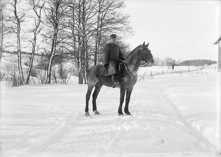 Enligt noteringar: "Officer till häst, ingående i bevakningsstyrkan i Munkedal under första världskriget." (BJ)