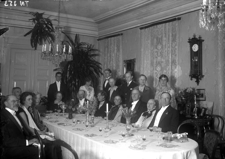 Enligt tidigare noteringar: "Släktbjudning i V. Kullgrens hem. Gruppfoto vid middagsbord i matsal."