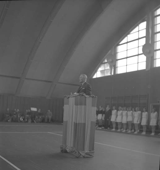 Text till bilden: "Invigning av idrottshallen. 1941.03.09".