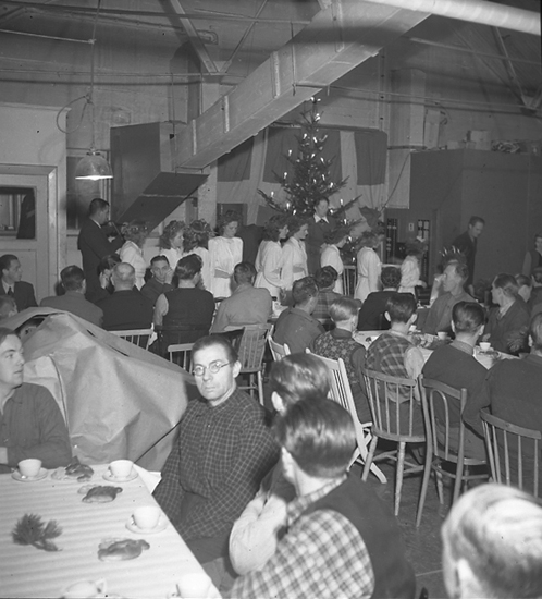 Text till bilden: "Luciafest. Emballagefabriken. 1945.12.13".