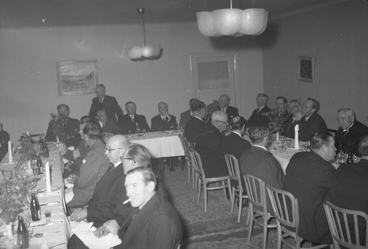 Text till bilden: "Bohusläns Allm. Sjukförsäkringskassan. 80 år. 1949.11.26"












i
