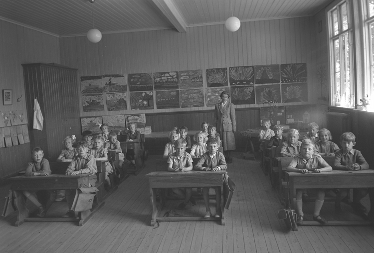 Text till bilden: "Ann-Mari Kählers. Slättens Skola 1 C. (Karins klass). 1951.06"












i