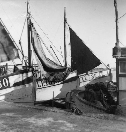 Text till bilden: "Fiskebåtar i Lysekil. 1945"










