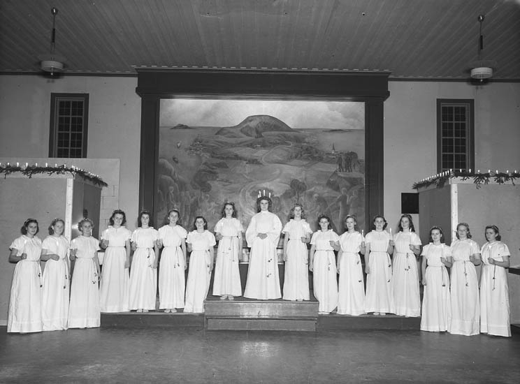 "Lucia med tärnor i samlingssalen, alla har ljus i händerna", 1949