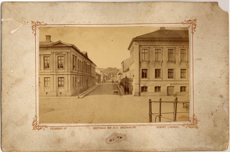 Tryck på bildens framsida: "Fotografi af Uddevalla och dess omgifningar Robert Lindahl."