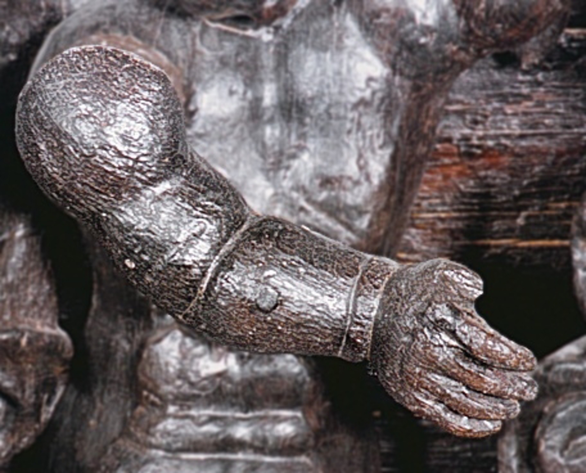 Skulpturdel, vänster arm till putto. Armen är snidad separat.



Text in English: Left hand of a sculpted putto. Separately carved.