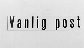 Kassaskylt, rektangulär, tillverkad i vit plast, med
svarttext "Vanlig post". Levererades från Postens
Centralförråd.Artikelnummer 651.78 i MF 1971.