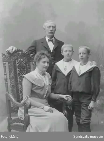 Flottningschefen Major Johan Fredrik Cornell med fru Anna, f Engström och sönerna Henrik och Birger.