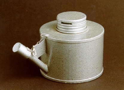 Förseglingslampa av gråmålad metall, för T-sprit. Avsedd
förförsegling med lack på postkontor. Artikelnummer 662.10.
iMaterialboken 1970.