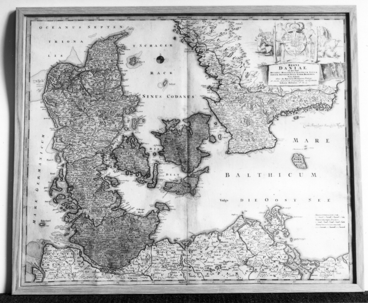 Karta över Danmark, södra Sverige samt norra Tyskland. Uppe
i högra hörnet finns en stor kartusch med riksvapen och boskap och
med text. Inramad i ljus träram med måtten 520 x 605 mm.