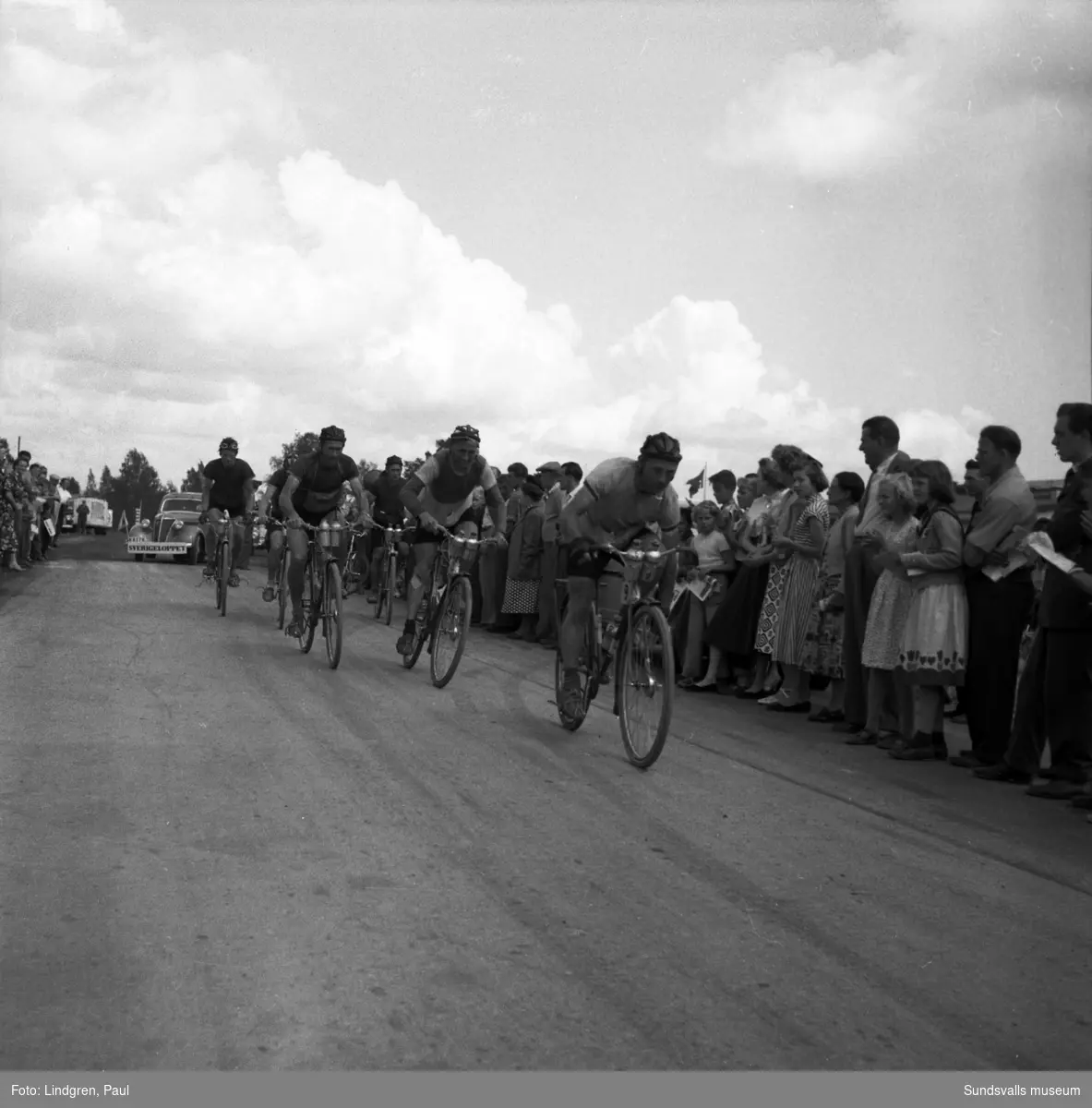 Sverigeloppet genom Sundsvall, en nationell cykeltävling mellan Ystad och Haparanda som gick ett tiotal gånger mellan åren 1951 till 1965. På bild nr 1 ses cyklisterna passera Storbron efter Baldersvägen. 
Juli 1954.