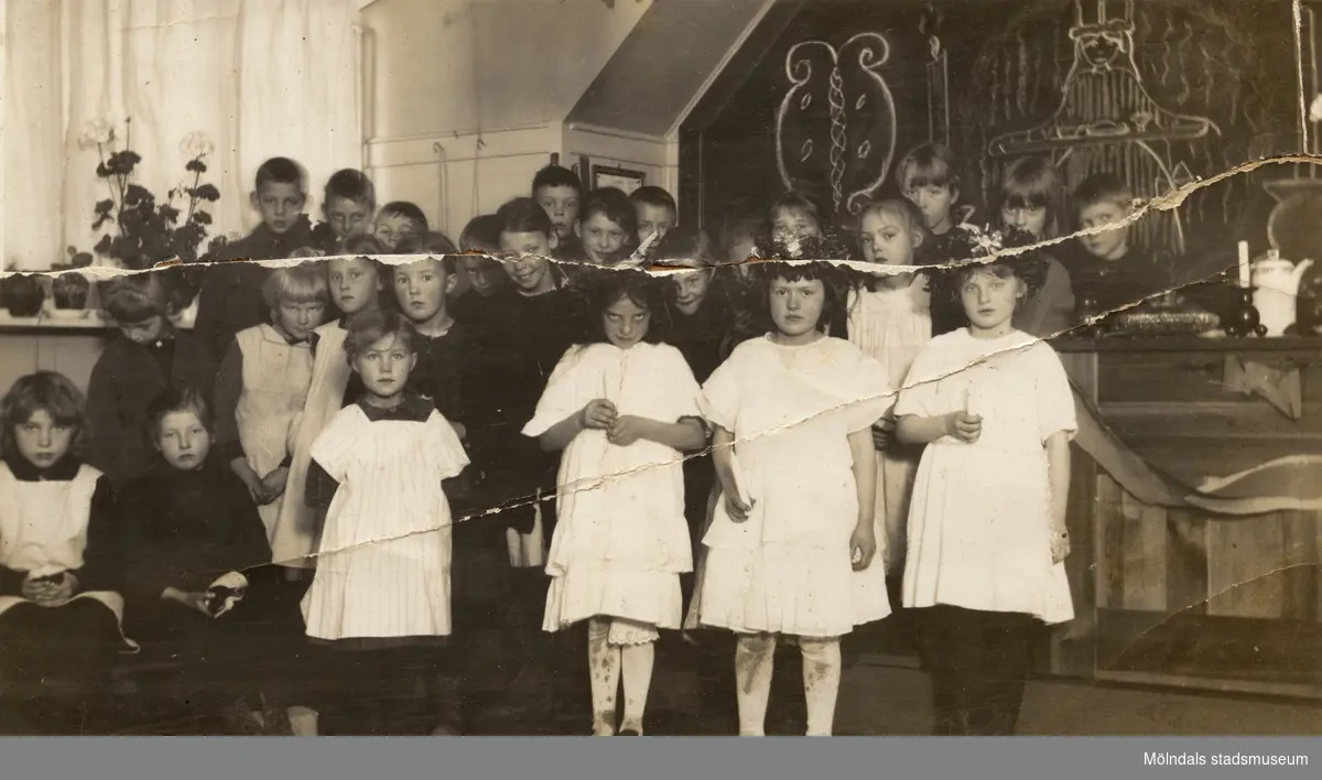 Skolklass med flickor och pojkar. 
Toltorpskolan i Mölndal år 1922.