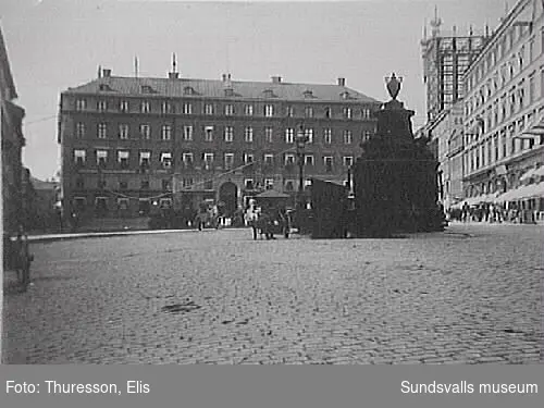 Brunkebergstorg med brunnen mitt på torget och Svenska Telegrambyrån i kvarteret bakom. T.h. ett telefontorn.
