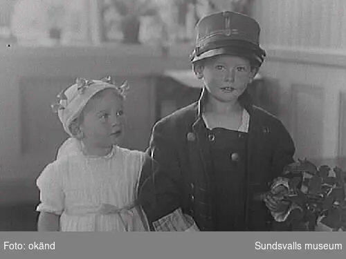 Förmodligen syskonen Norström, Clas Fredrik Hans Thorsten f 1915 och Sigrid Alma Louise f 1917.