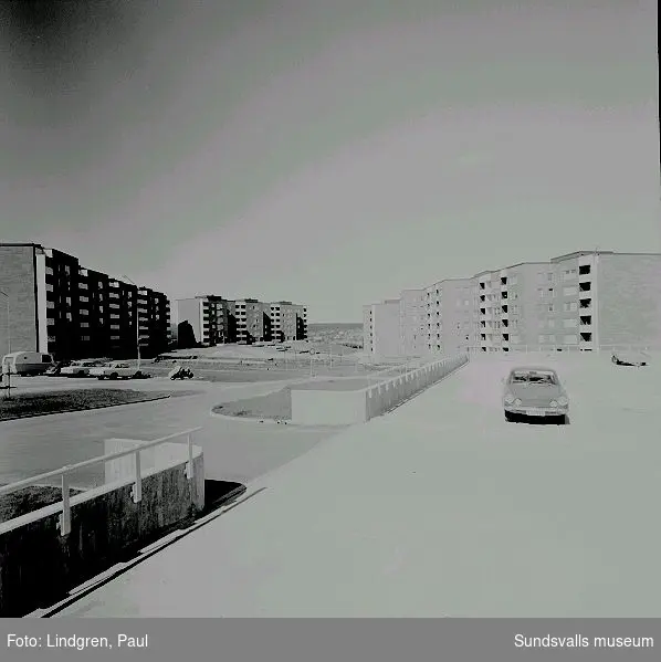 Stadsdelen Nacksta med hyreslägenheter i flerbostadshus, skivhus och lamellhus, uppförda av AB Sundsvallsbyggen, 1967 - 1971.