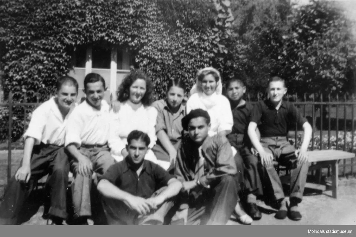 "Karantänsförläggning" på Kvarnbyskolan för överlevande från koncentrationsläger i Tyskland och Polen 1945.  
Skolan fungerade under denna sommar som beredsskapssjukhus.
 
Sju manliga flyktingar med två sköterskor utomhus.
En av de unga männnen  är Abraham Frischer, i övre raden 2:a till vänster.