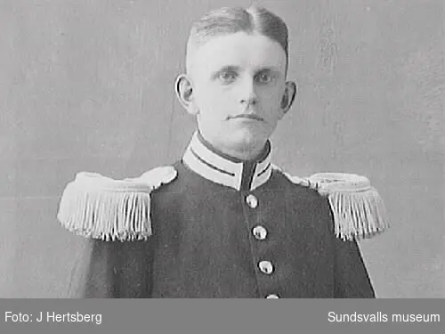 Porträtt i ateljé. J. Hertberg Stockholm.  Hamngatan 5 A.G första pris, däraf. Guldmedaljer: Turin 1902. Helsingborg 1903.