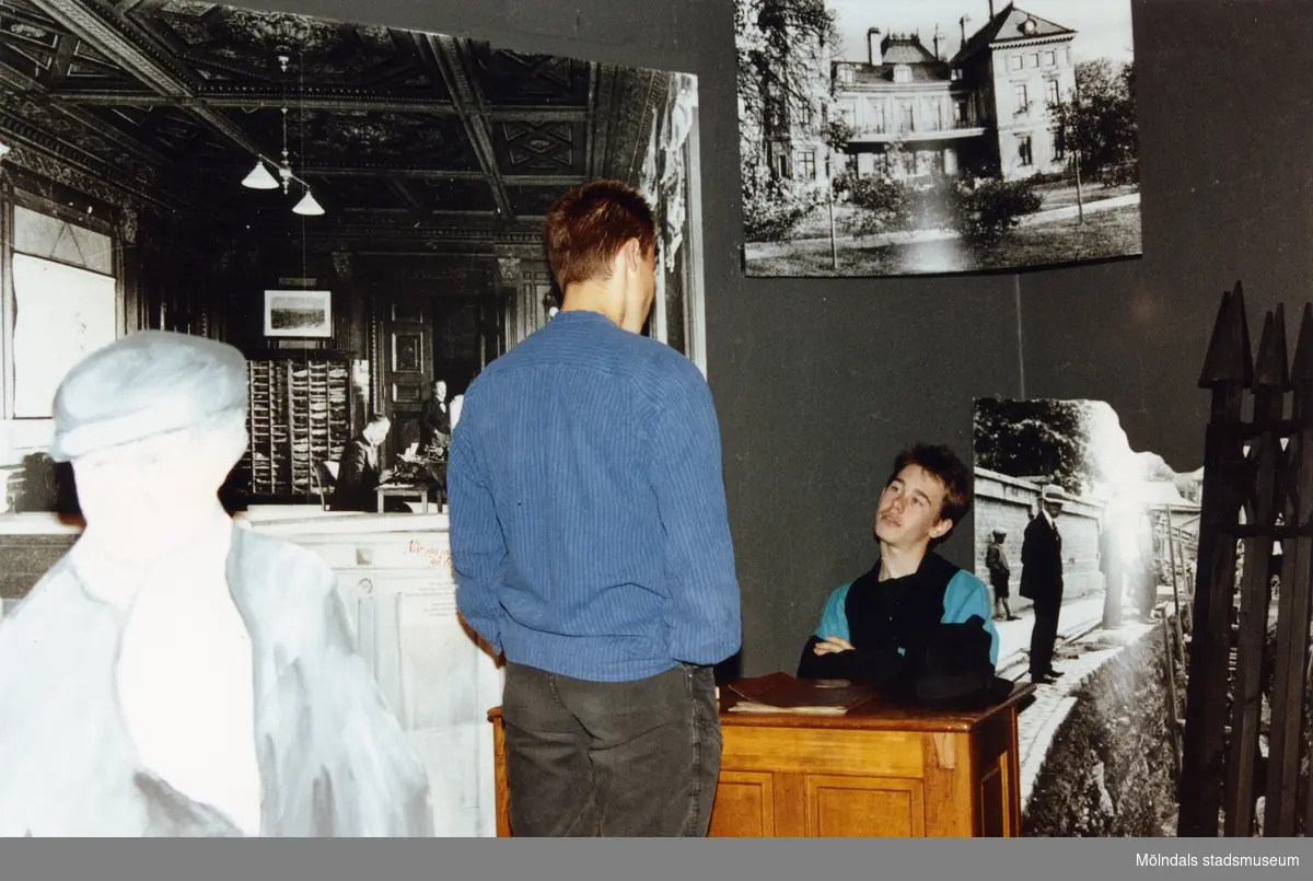 Foton från projektet "Museet - ett scenrum", 1990-tal. Klass 8A från Kvarnbyskolan dramatiserar i utställningen "Andra skiftet går på" med Papyrus historia som var en del av Mölndals museums basutställning t.o.m. år 2001.