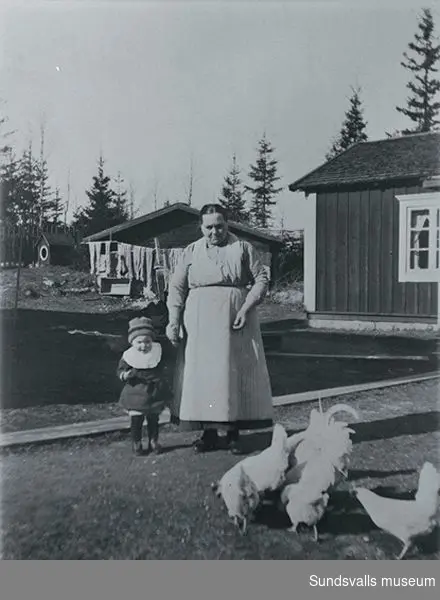 Repro från fotoalbum med konstnären Sune Blomqvist och hans familj.