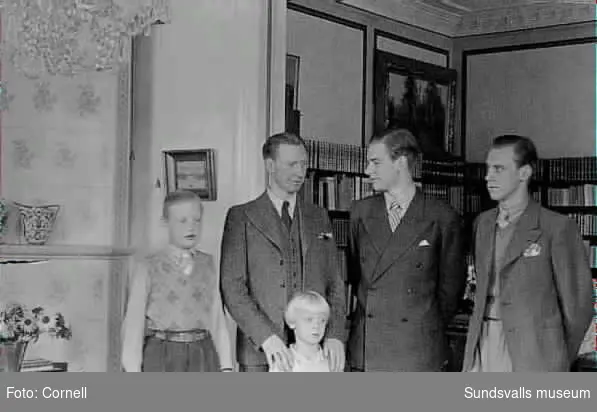 Henrik Cornell 1936 med sina fyra söner Guj, Erik, Elias och Jan.