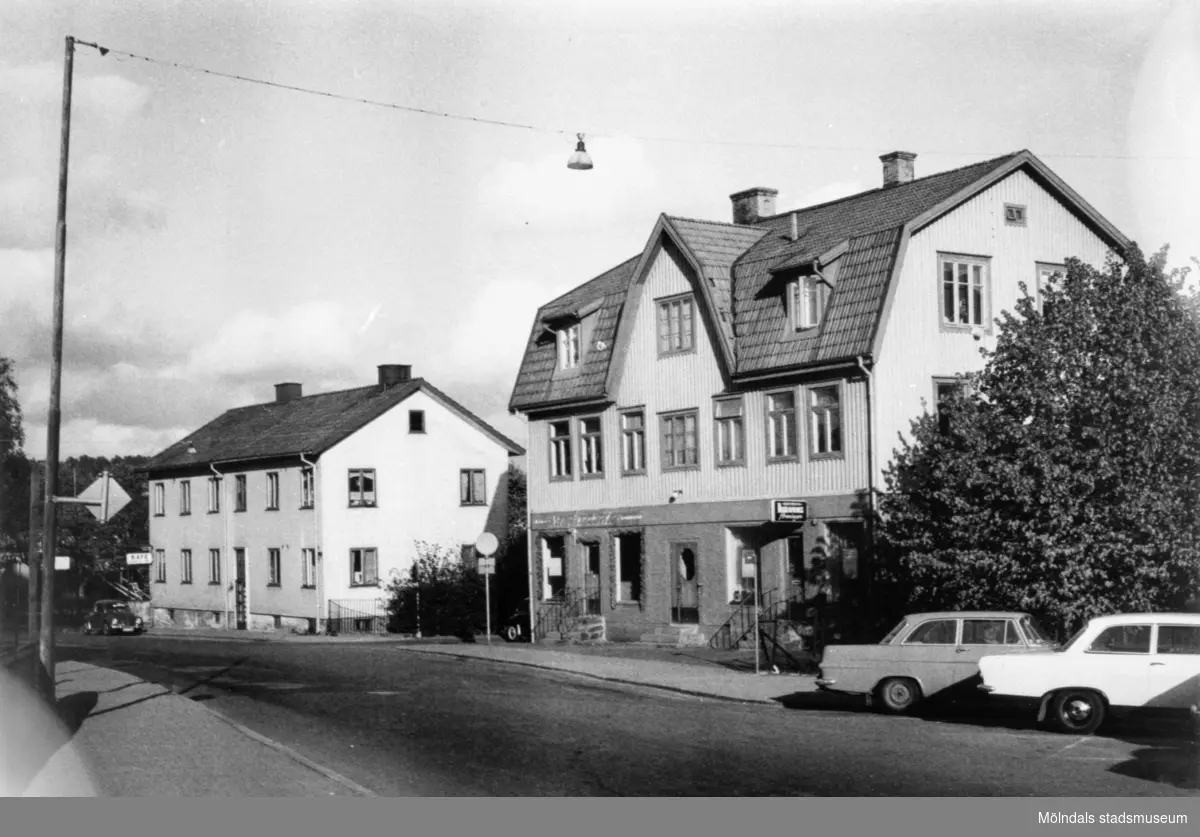 Två hus på Frölundagatan nr 19 (Mölndalsbro 67, bland annat café) 
och nr 21 (Mölndalsbro 71, bland annat begravningsföreningen). Årtal okänt.