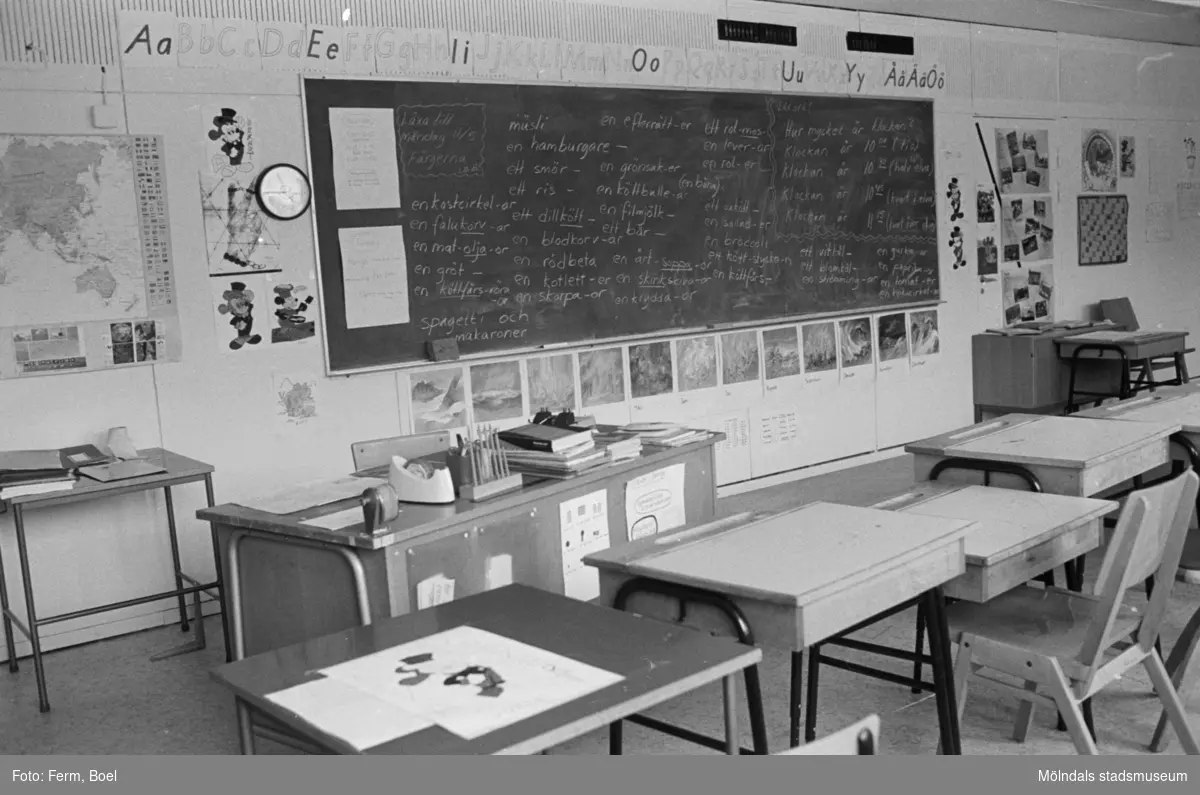 Ett klassrum med bänkar och svarta tavla. Dokumentation av Sagåsens flyktingförläggning, 1992.