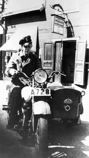 Motorcykelåkande Lennart Nordin, vid expressavdelningen
Stockholm 1, utförde expressutdelning till samtliga Stockholms
förorter.  Foto 1935.