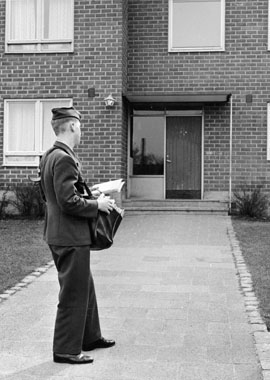 Extrapostiljon B.Å. Ahlkvist  postkontoret Malmö 8, 
beställer post under dagens 2:a brevbäringstur.  Foton 18/4 1962.