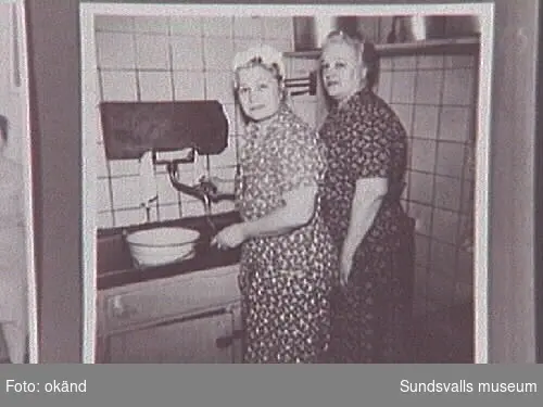Matlagning hos Sundbergs. Kvinnan till vänster heter Lilly Andersson.