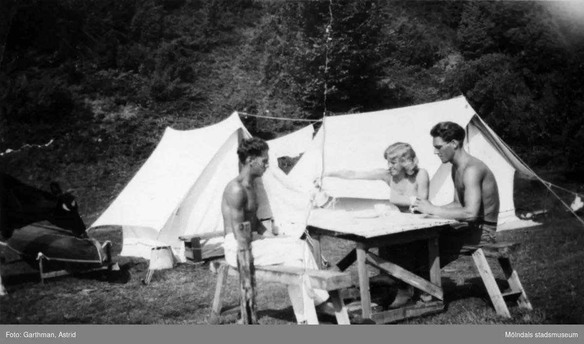 Helmer Garthman, Vilgot Ullberg och Anna Nilsson (gift Ullberg) tältar vid Fjärås Bräcka. 1940-tal.