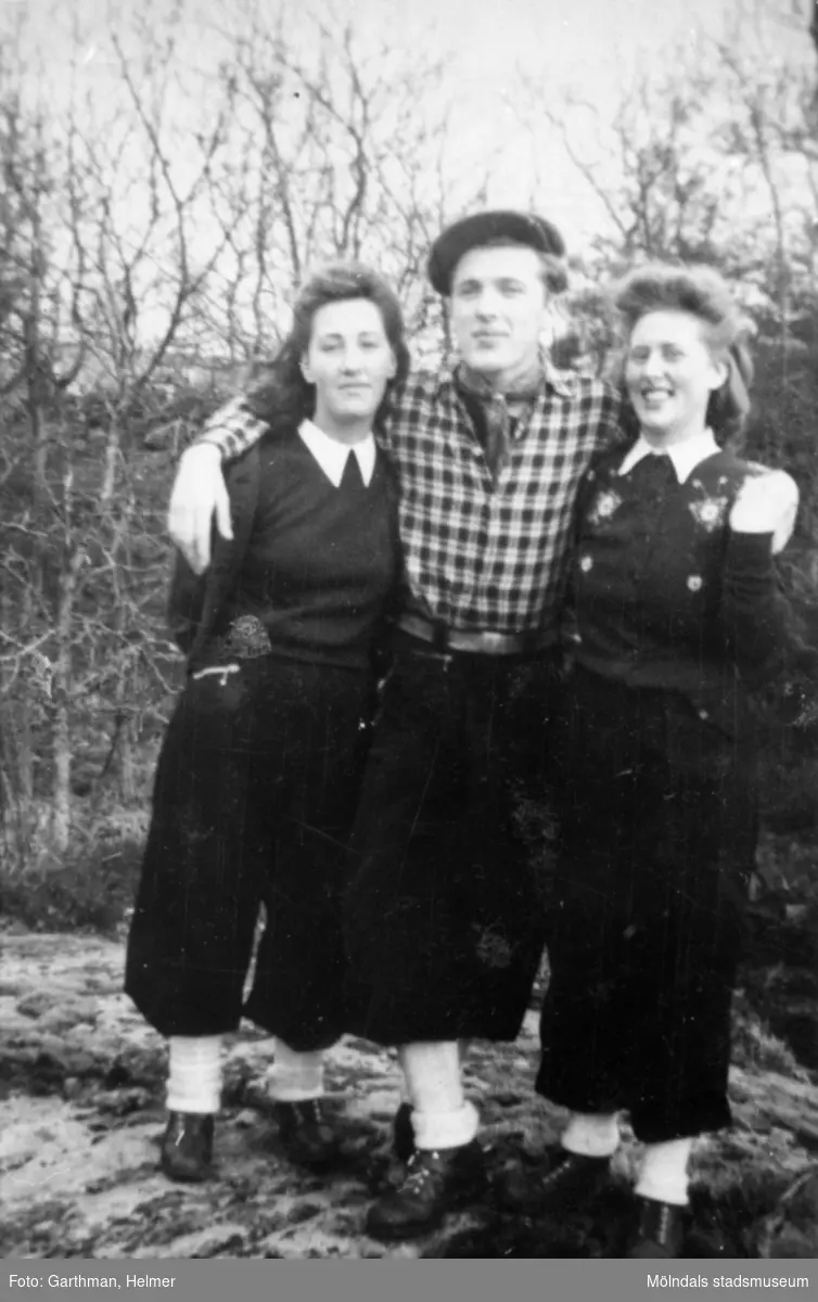 Charlie Jinnestedt håller om Elsa Jinnestedt till vänster och Astrid Garthman till höger. Fjärås Bräcka, 1940.