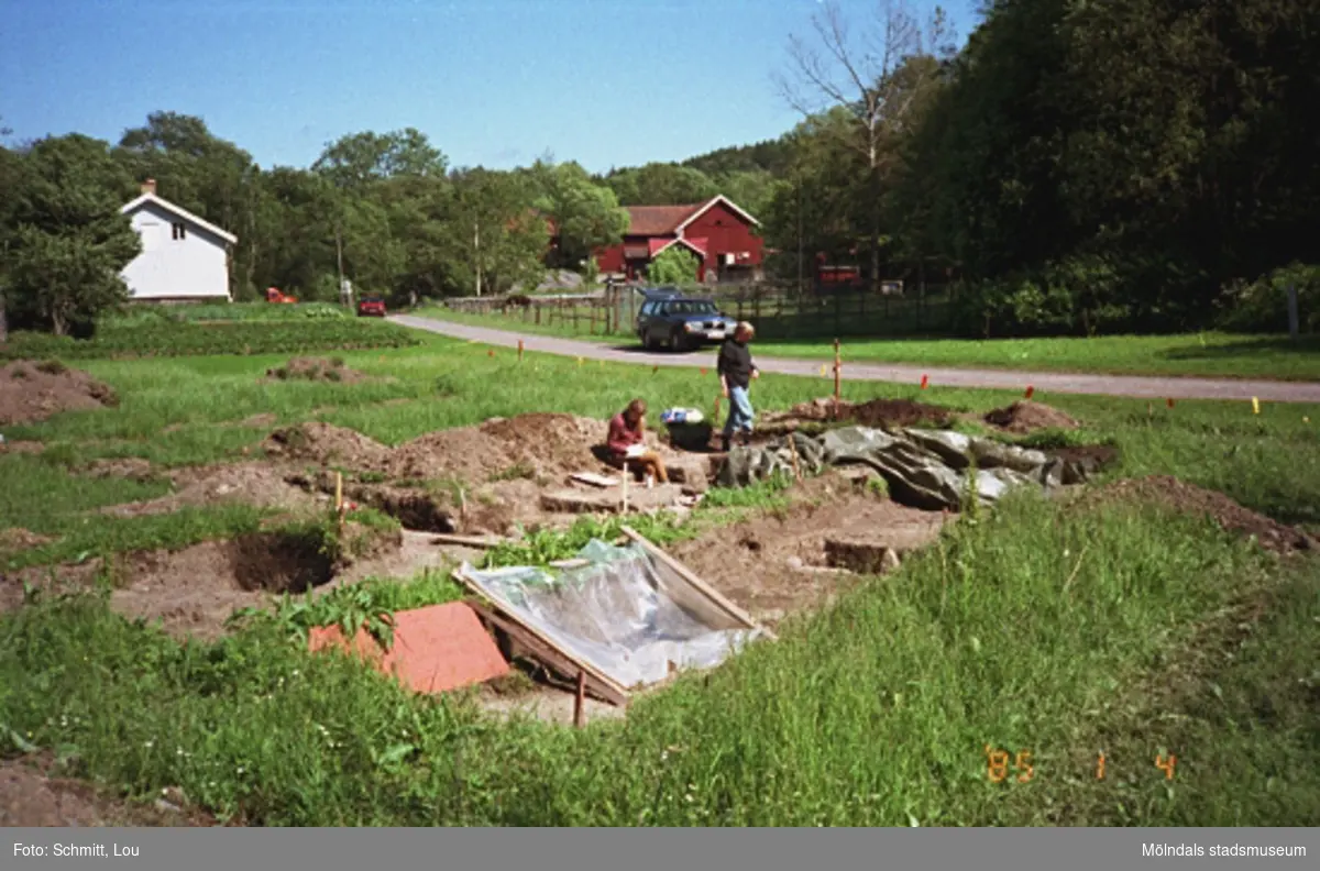 Arkeologer i arbete vid ett utgrävningsschakt i Gunnebo slotts köksträdgård "A", augusti 1995.