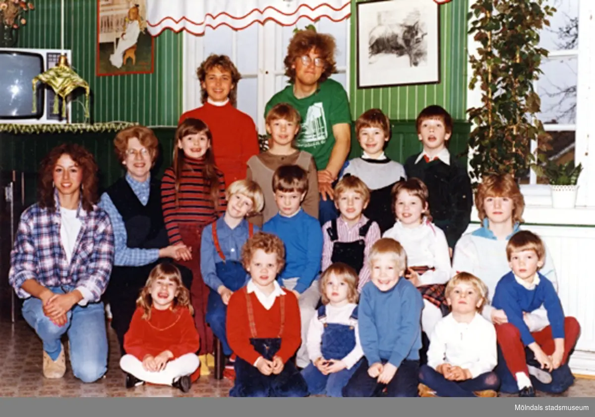 Fem lärare och femton barn vid Holtermanska daghemmet, 1984.