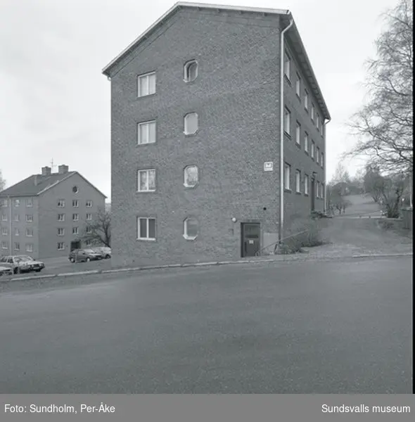 Inventering av 1940- och 50 -talsområden utförd av Inger Söderholm, 1997. Tivolivägen 14,14-16, 14-18, 18,  Norrlidsgatan 11, 13.
