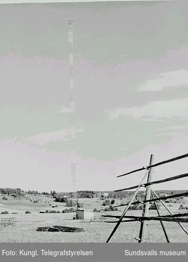 Den provisoriska fackverksmasten med ett antennhus vid mastfoten, vid rundradiostationen i Ljustadalen,