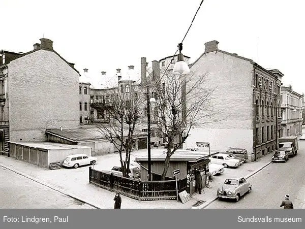 Tryckeribolagets lokal på Rådhusgatan 19 -Trädgårdsgatan 20. Sundsvalls-Posten utgavs härifrån från 1891 till 1961.
Exteriör och fasaddetaljer.