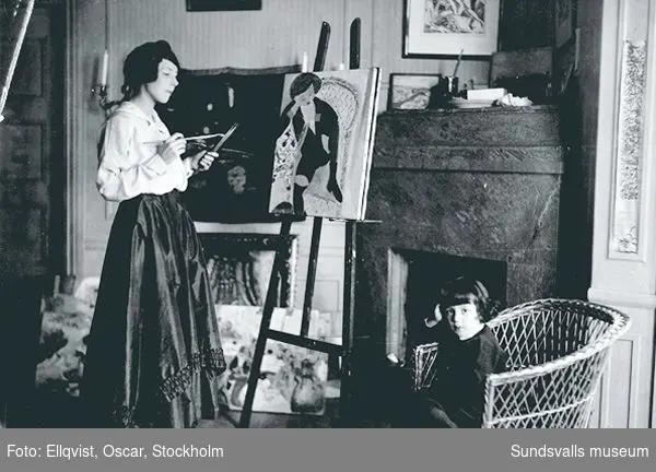 Sigrid Hjertén målar av sonen Iván Grünewald i hemmet på Katarinavägen, Stockholm, 1916.