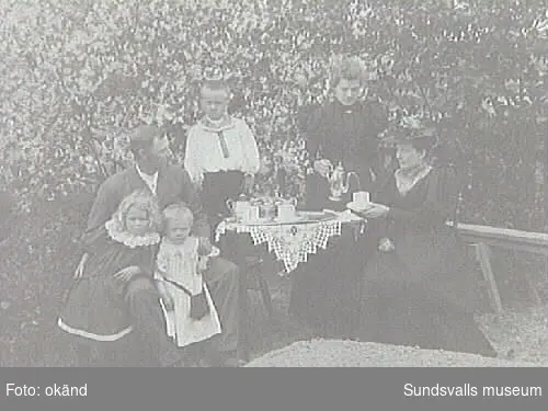 Familjen N Jönsson. Fotografi taget under Lars Ulrik Öquists tid som ägare av Eriksdals sågverk 1870 - 1896.