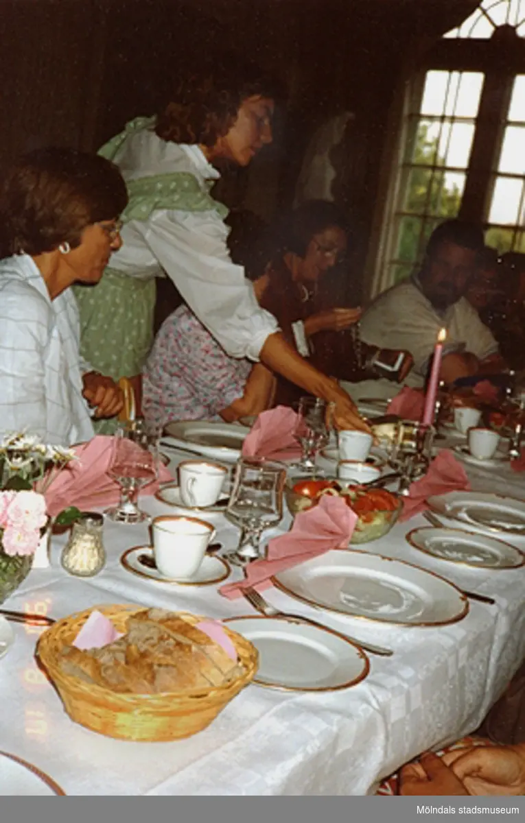 Uppdukat bord, serveringspersonal och gäster vid en fest på Gunnebo slott, augusti -90.