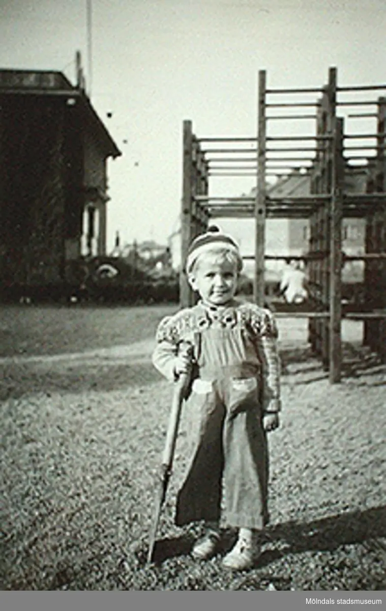 "Nils-Göran är en liten lustig karl´, som aldrig någon matlust har."
Fotot sitter i albumet (invnr: 03395) "Krokslätts daghem, Dalhemsgatan 7, Mölndal.
2 juni 1948 - 30 sept 1951"

illustrerat av Ruth Karlsson.
