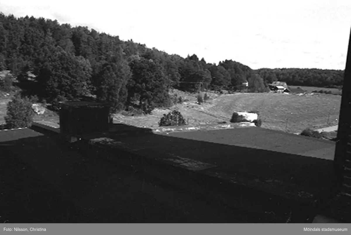 Vy från taket på fabriksbyggnaden Kvarnfallet 31 i Grevedämmet, hösten 1994.
