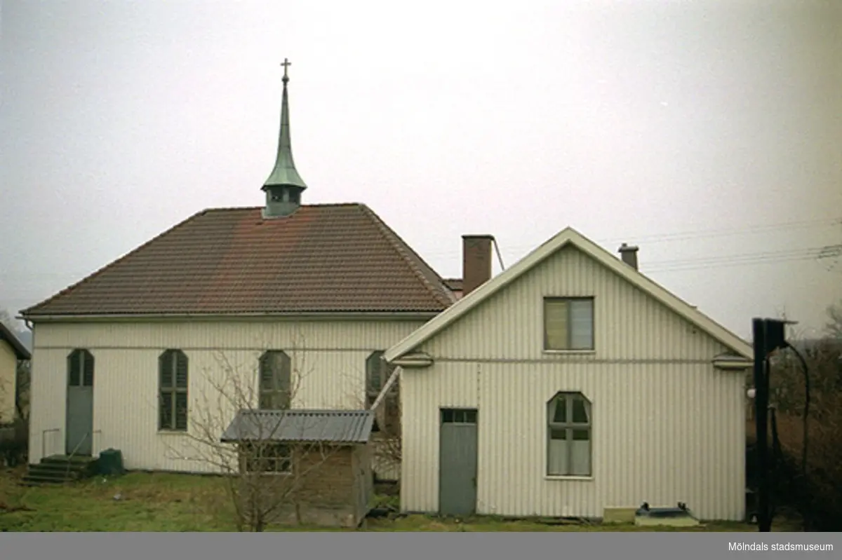 Byggnadsdokumentation av f.d. Metodistkyrkan i Brännås. Vy från öster på kyrkans baksida, oktober 1998 - januari 1999. Relaterade motiv: 2002_0936 - 0945.