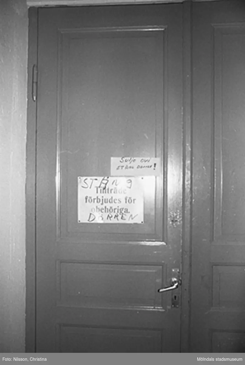 Byggnadsdetaljer: Dörr med skylt "Tillträde förbjudet för obehöriga, stäng dörren." August Werners fabriker i Lindome, hösten 1994.