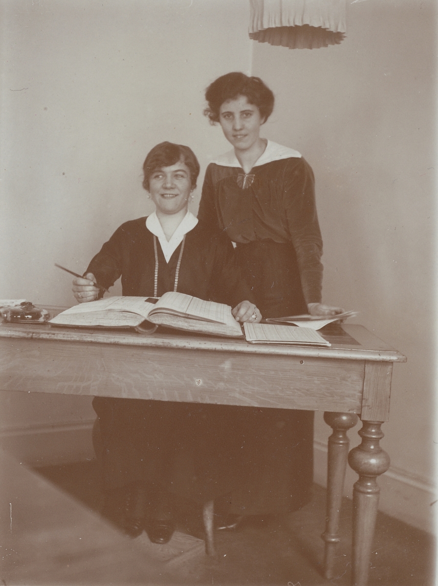 Skrivbiträdena fröken Olai och Angberg på Postsparbanken omkring 1920.