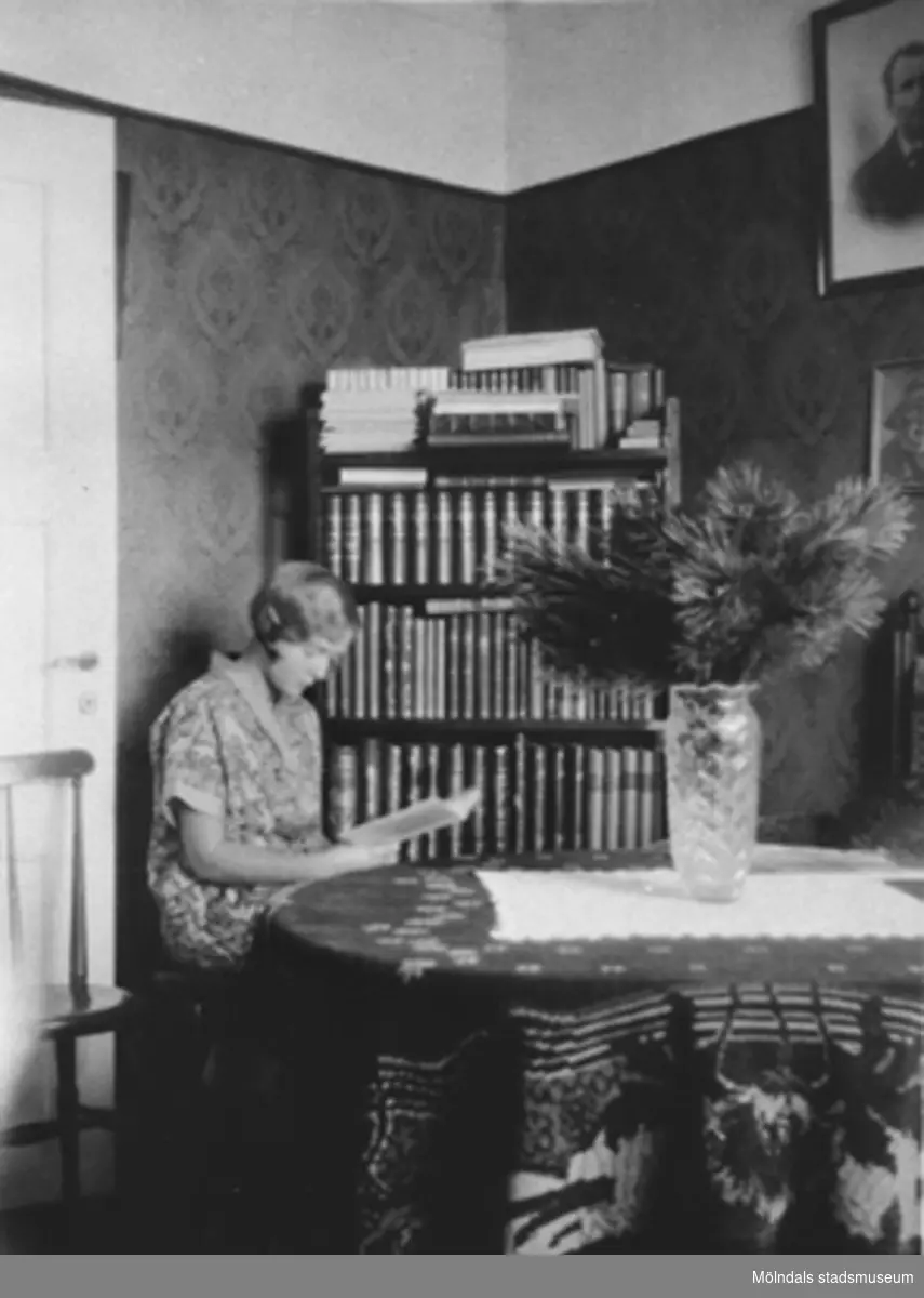 Rosa Krantz (gift Pettersson) sitter och läser i sitt hem på Stretered, 1922-25.
Rosa var mamma till givaren.