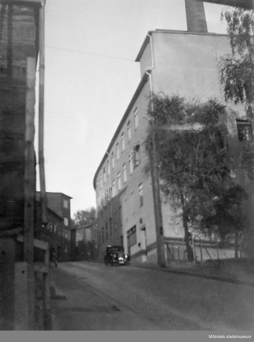 Viktor Samuelsons fabrik "Strumpan", omkring 1940. Observera vänstertrafik (högertrafik började 1967) i backen "Kråkan" (Kvarnbygatan). Till vänster ligger Soab.