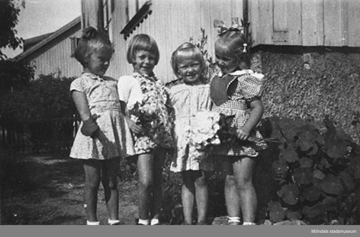 Fyra barn på Krokslätts daghem, Dalhemsgatan 7 i Krokslätt, 1948 - 1951.